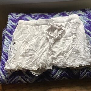 ⭐️Xhileration White Lace-Trim Lined. Shorts⭐️